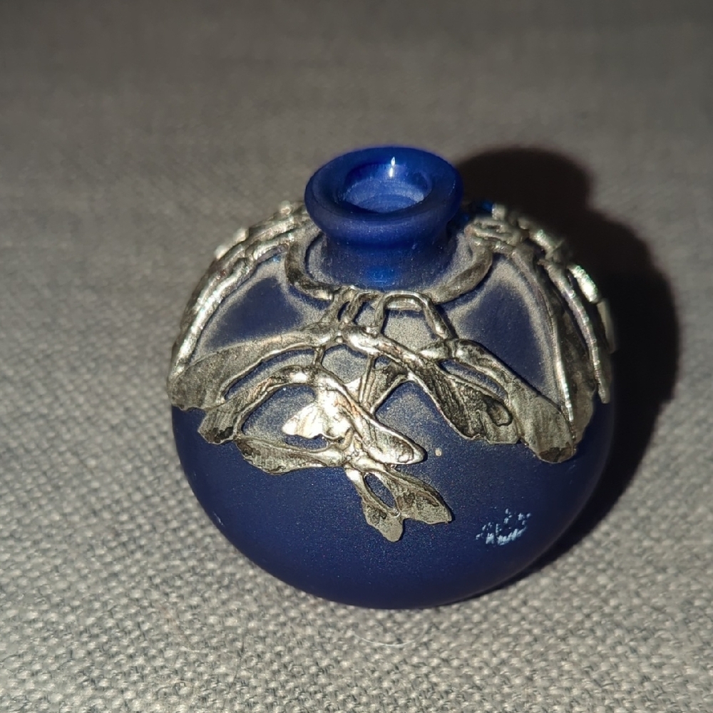 Blue Vases with Silver Detailing - Picture 4 of 9